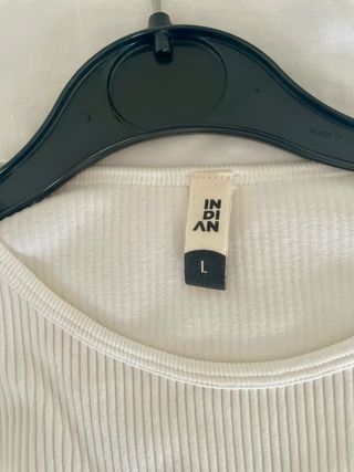 Top blanco con detalle lateral