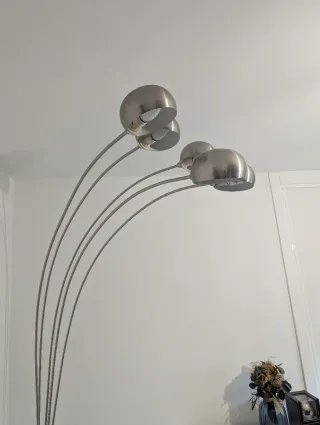 Lámpara de pie arco metal y mármol negro