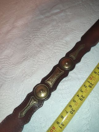Cinturón chica de piel vintage con remaches 80cm.