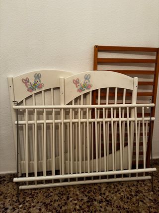 Cuna de bebé blanca con dibujos