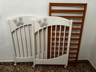 Cuna de bebé blanca con dibujos