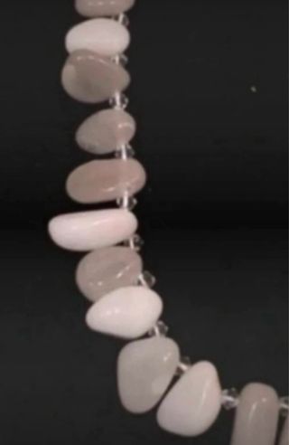 Collana con pietre bianche e grigie