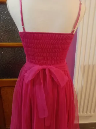 Vestido rosa brillante con encaje