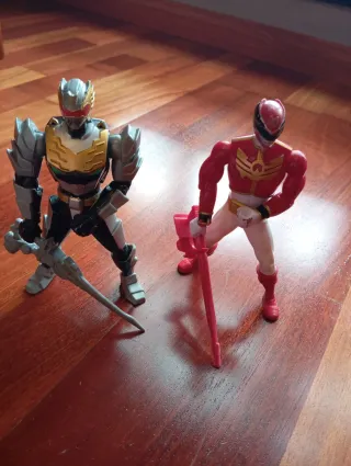 Power Rangers articulados con espadas