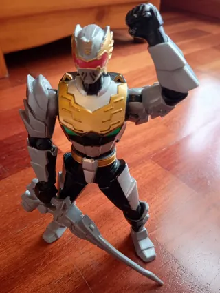 Power Rangers articulados con espadas