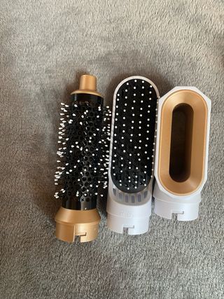 Secador de pelo com acessórios dourado e branco