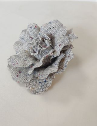 Broche flor tela gris tweed jaspeado