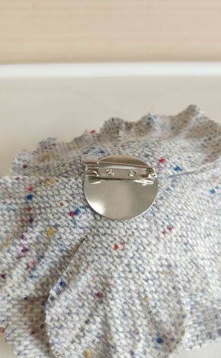 Broche flor tela gris tweed jaspeado