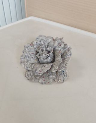 Broche flor tela gris tweed jaspeado