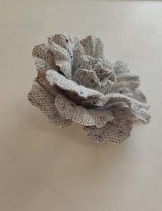 Broche flor tela gris tweed jaspeado