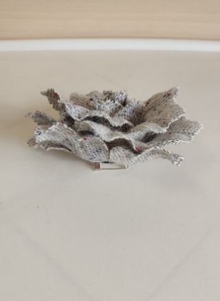 Broche flor tela gris tweed jaspeado