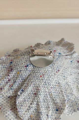 Broche flor tela gris tweed jaspeado