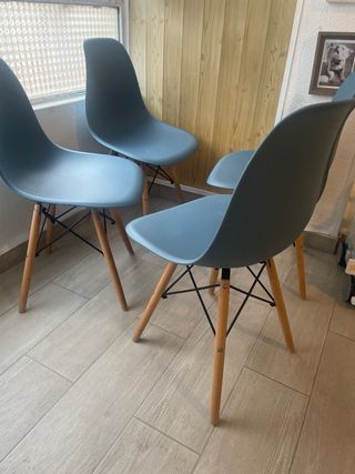 Juego de 4 sillas de diseño ( se venden juntas)