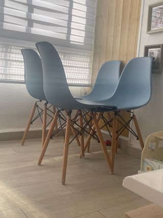 Juego de 4 sillas de diseño ( se venden juntas)