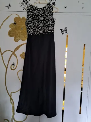 Vestido largo negro,encaje blanco de Teria Yabar.