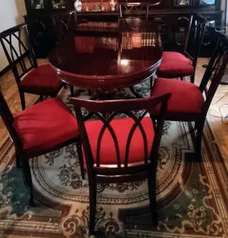 Mesa redonda y 6 sillas comedor. En Madrid capital