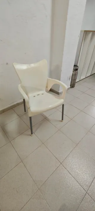 Sillas blancas con reposabrazos