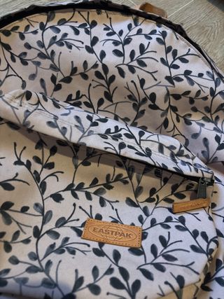 Mochila Eastpak floral beige y negra