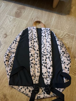 Mochila Eastpak floral beige y negra
