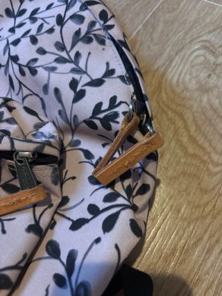 Mochila Eastpak floral beige y negra