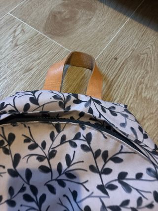 Mochila Eastpak floral beige y negra