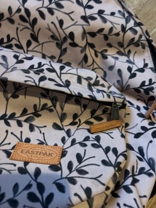 Mochila Eastpak floral beige y negra