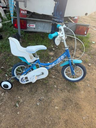 Bicicleta infantil azul con ruedines