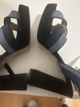 Sandalias de tacón negras y azules