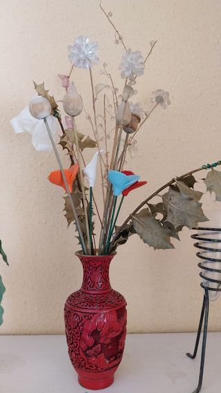 Jarrón de cerámica rojo con flores decorativas