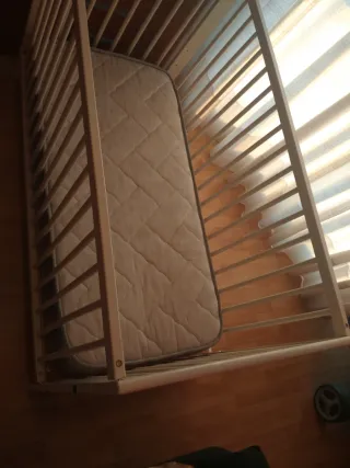 Cuna de bebé con colchón