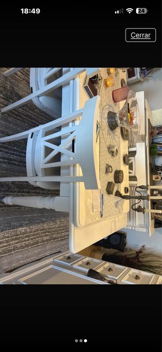 Mesa de comedor blanca con sillas