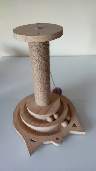 Rascador para gatos de madera y yute
