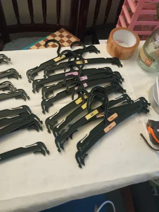 Lote de perchas de plástico negro