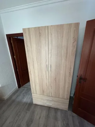 Armario de madera con cajones
