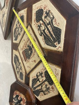 Espejo y bandejas antiguas decoradas