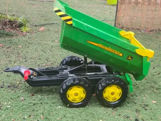 Tractor a pedales John Deere con pala y remolque