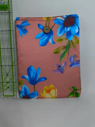 Funda libro floral con botón