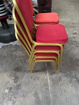 Sillas tapizadas doradas y rojas