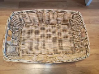 Preciosa cesta antigua de mimbre 40x56cm.