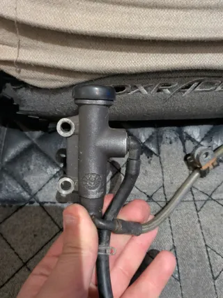 Bomba de freno trasera