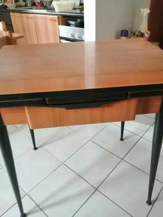 Tavolo vintage  in formica con gambe in metallo