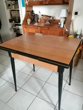 Tavolo vintage  in formica con gambe in metallo