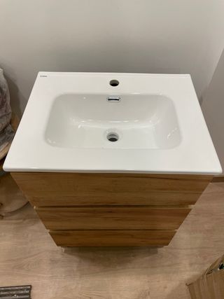 Mueble de baño con lavabo nuevo