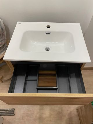 Mueble de baño con lavabo nuevo