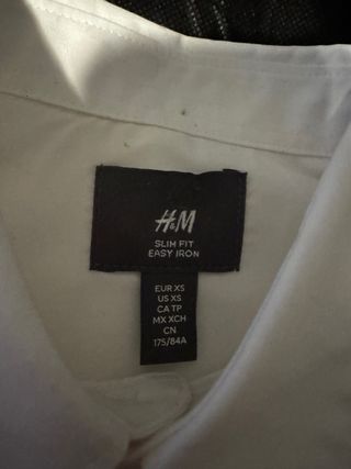 Traje Negro Zara y Camisa Blanca H&M