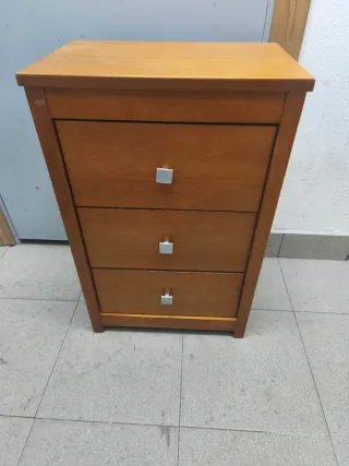 Cómoda de madera con 3 cajones
