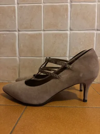 Décolleté Lola Cruz beige