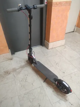 Patinete Eléctrico Gris.