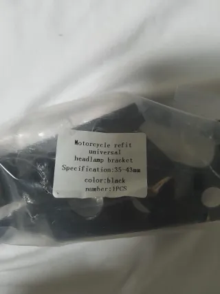 Faro trasero moto con soportes metálicos.