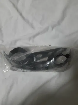 Faro trasero moto con soportes metálicos.